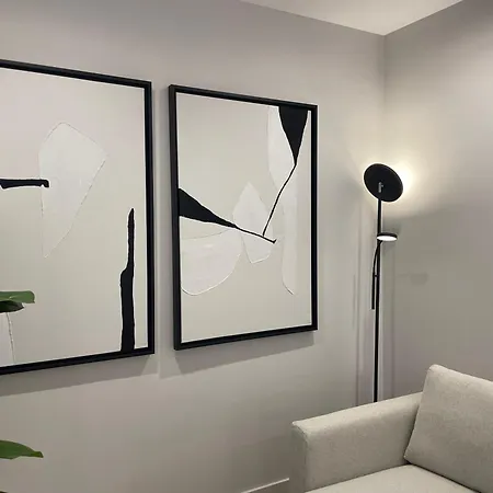 Superior 1br - Fully Renovated & Equipped - Prime Centre Location - Garibaldi#2 - Parking 아파트 *