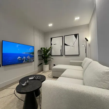 Superior 1br - Fully Renovated & Equipped - Prime Centre Location - Garibaldi#2 - Parking 아파트 올비아