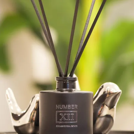 아파트 Superior 1br - Fully Renovated & Equipped - Prime Centre Location - Garibaldi#2 - Parking *