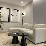 Garibaldi 2 Renovated 1br With Parking, Old Town Apartman