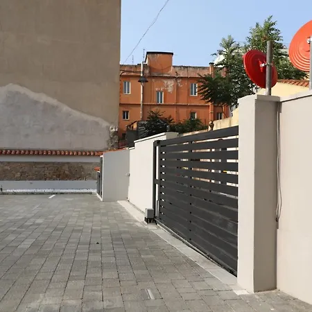 Garibaldi 2 Renovated 1br With Parking, Old Town Ольбія