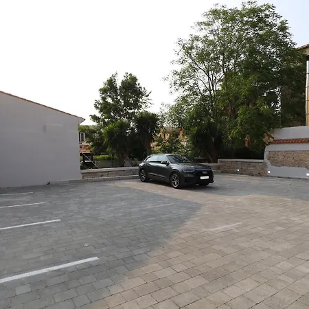 Superior 1br - Fully Renovated & Equipped - Prime Centre Location - Garibaldi#2 - Parking * Όλμπια