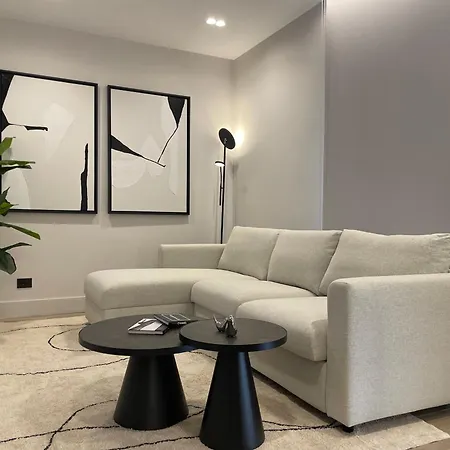 Superior 1br - Fully Renovated & Equipped - Prime Location In Historical Centre - Garibaldi#2 - Free Parking Apartment