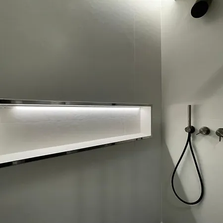 Superior 1br - Fully Renovated & Equipped - Prime Centre Location - Garibaldi#2 - Parking *