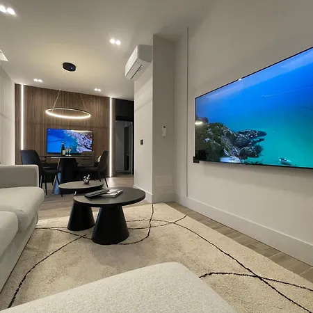 Διαμέρισμα Superior 1br - Fully Renovated & Equipped - Prime Centre Location - Garibaldi#2 - Parking