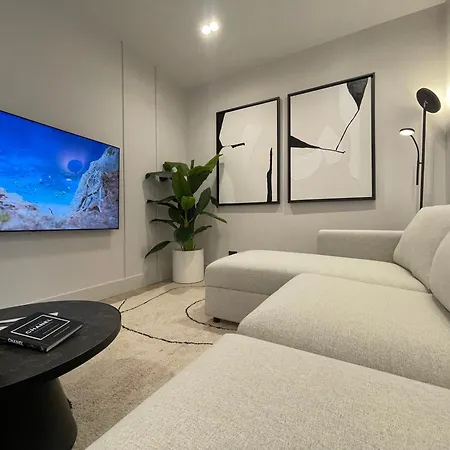 דירה Superior 1br - Fully Renovated & Equipped - Prime Centre Location - Garibaldi#2 - Parking אולביה