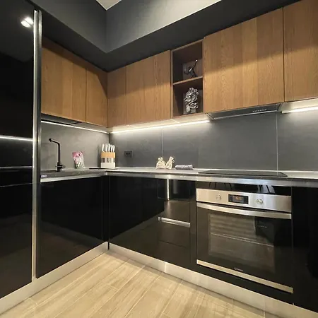 Superior 1br - Fully Renovated & Equipped - Prime Centre Location - Garibaldi#2 - Parking *