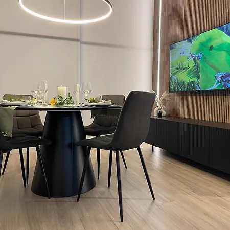 Superior 1br - Fully Renovated & Equipped - Prime Centre Location - Garibaldi#2 - Parking דירה