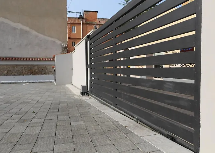 Superior 1br - Fully Renovated & Equipped - Prime Centre Location - Garibaldi#2 - Parking Apartman