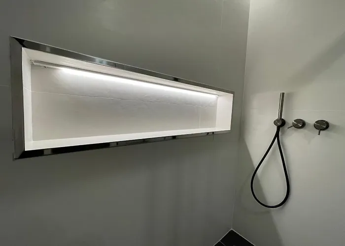 Superior 1br - Fully Renovated&equipped - Prime Centre Location - Garibaldi#2 - Parking *