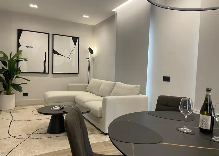 Superior 1br - Fully Renovated & Equipped - Prime Centre Location - Garibaldi#2 - Parking *