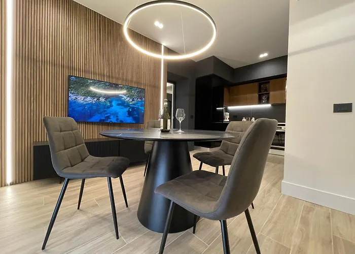 Apartamento Superior 1br - Fully Renovated & Equipped - Prime Centre Location - Garibaldi#2 - Parking