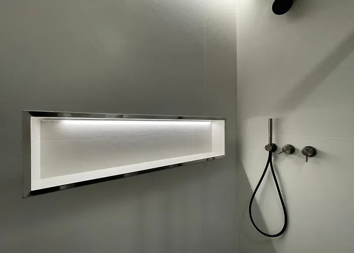 Superior 1br - Fully Renovated & Equipped - Prime Centre Location - Garibaldi#2 - Parking *