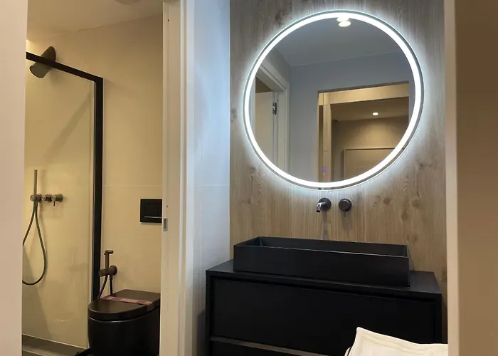 Superior 1br - Fully Renovated&equipped - Prime Centre Location - Garibaldi#2 - Parking